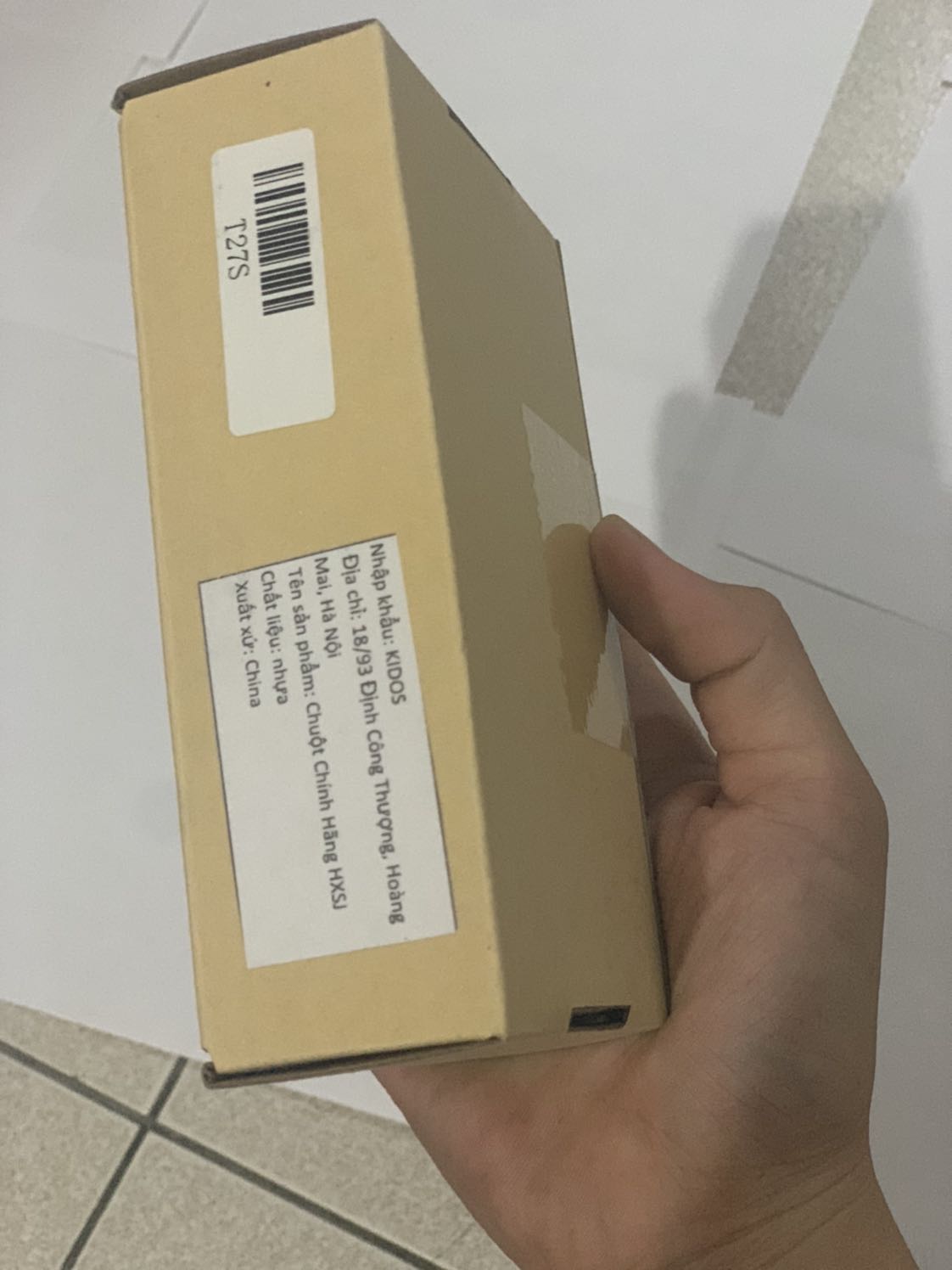 Mình mới đặt mua và nhận hàng nhanh chóng từ tiki. sản phẩm đẹp, mới, đóng gói rất cẩn thận, niêm phong đầy đủ. Tiki đóng gói chuẩn, nhân viên giao hàng rất nhiệt tình. Sản phẩm giống mô tả, không có gì phàn nàn hết. Chất lượng ban đầu mình đánh giá tốt, có pin sẵn trong chuột. Tôi rất hài lòng