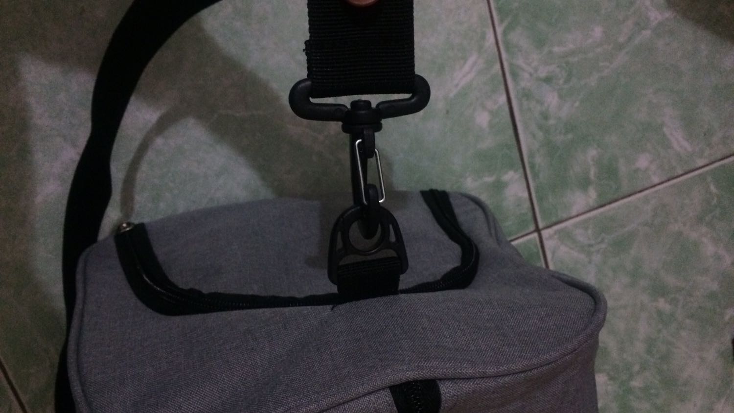 Đường may chắc, túi để giày cỡ 42 vừa, móc bằng nhựa nhưng khá chắc. Tóm lại mọi thứ trị giá hơn 90k khá là nhiều. Mong các bạn mua hàng gì chịu khó chụp ảnh và gửi phản hồi để mọi người đều mua đc đồ tốt ?