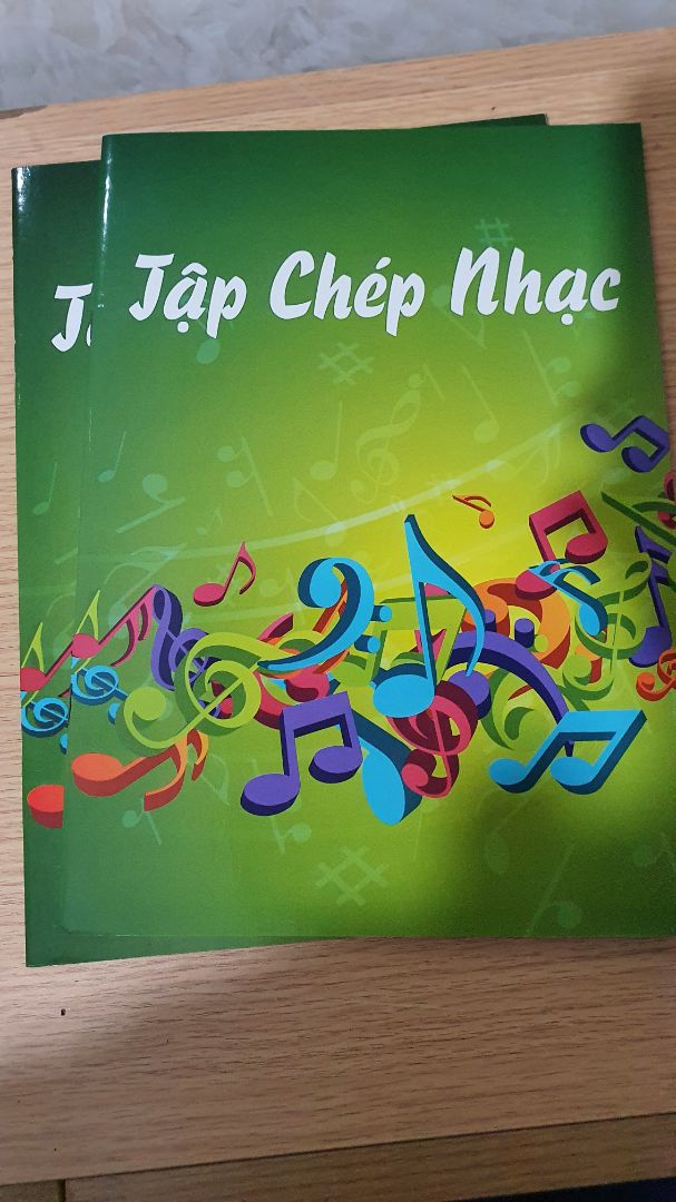 Sách giấy đẹp trình bày rõ, giao hàng nhanh. Không có khóa sol rất tiện cho việc học kí âm.