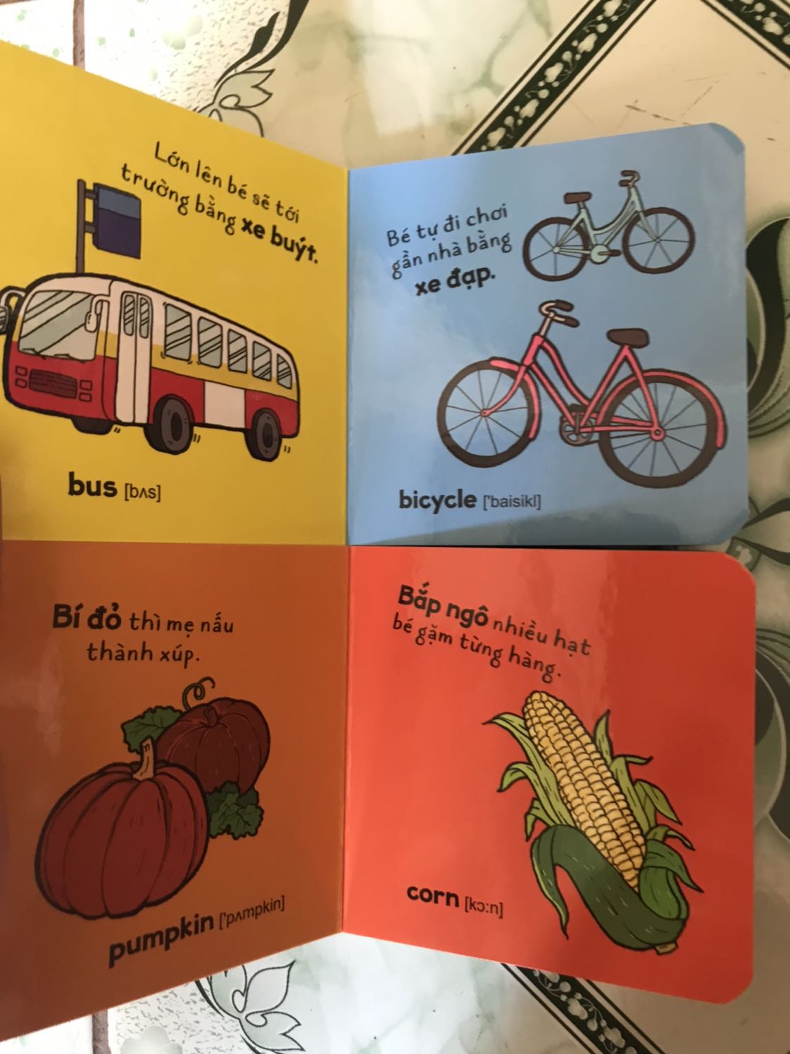 Bộ sách có 6 chủ đề. Hình ảnh tươi sáng, rõ nét, thông tin bổ ích. Size hơi bé nhưng cũng cưng, bé nhà mình rất thích.