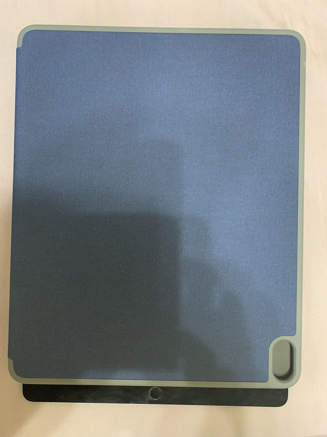 Đơn hàng giao không đúng loại, vỏ bao iPad này nhỏ hơn bao bì đựng, nhỏ hơn kích thước ipad 12.9. Đề nghị đổi hoặc trả