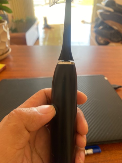 Đầu bàn chải theo máy (đáy có số 2) và đầu bàn chải mua tike (đáy có số 8). 
Lắp bàn chảo mới này thấy không khít vô. Vẫn còn trống một khoảng. 
Lỗ để nhét phía thân vào có vẻ nhỏ và nông hơn, nên ko xuống hết được
( 2 ảnh đầu là bàn chải cũ của mình, 2 hình sau là bàn chải mới đặt)