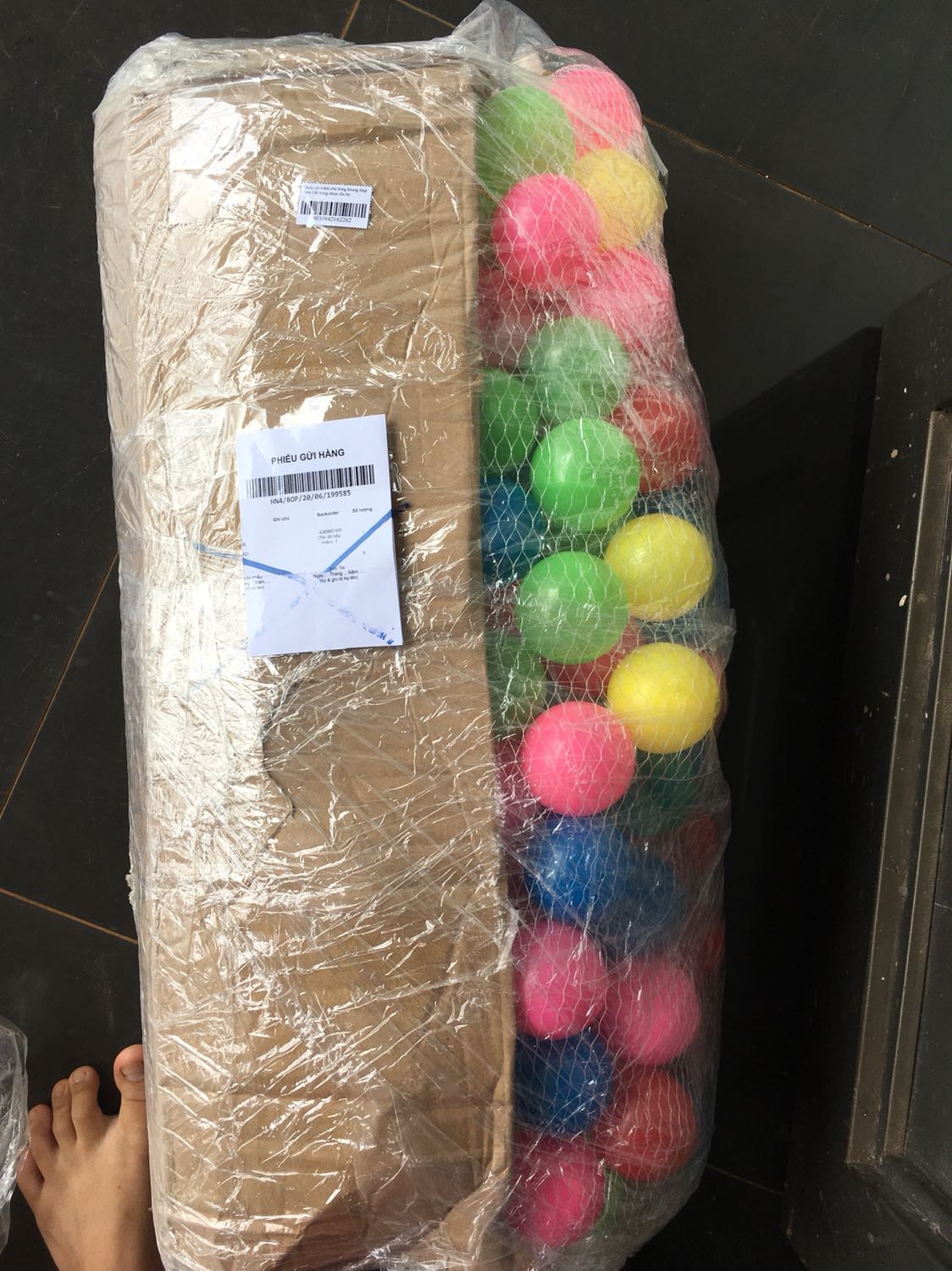 Nhận hàng mà thấy thất vọng kinh khủng. Bóng thì ko đủ 100 quả, vải quây thì chưa dùng đã bung.