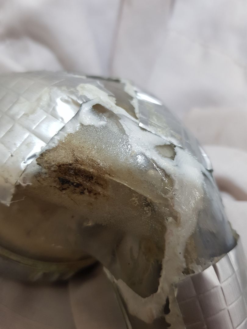 Mua về chưa dám thử vào việc chính vì sợ mất công mất thời gian. Lôi cái vòi sen bị nứt ra dán... Kết quả ngoài sức mong đợi, từ 1 vết nứt nhỏ nó chảy từng giọt khi mở nước, dán vào dc 4 giây sau nó phun thành tia bắn lung tung. Trước khi dán đã làm nóng keo và keo bám dính rất nhiều nhưng chẳng có tác dụng gì.
1 vết nứt nhỏ mà không hàn được thì 1 lỗ chắc khỏi hy vọng