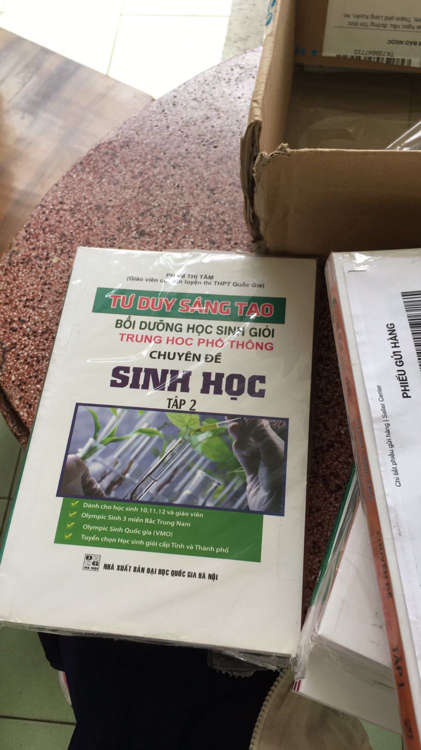 Đúng sách, cl tốt, giao hàng rất nhanh.
Tiki đóng gói tệ, sách nặng rách cả thùng, hộp mỏng manh và ko chống xốc.