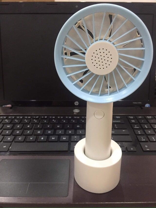 Mê mẩn em quạt này, bên ngoài nhìn còn đẹp hơn trên mô tả luônn. Vỏ quạt rất chắc chắn mà cứng cáp, đúng chuẩn nhựa PP cao cấp có khác, quạt mát, sài hoài chưa thấy hết pin haaaa