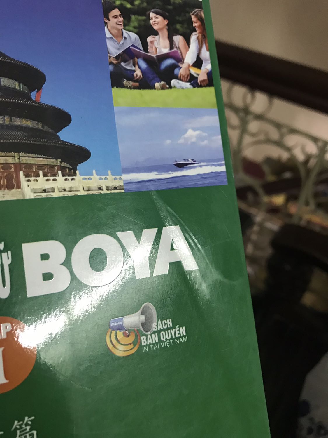 Mình đặt sách hôm 7/12, cuốn giáo trình này và 1 cuốn tập viết. Sau đó Tiki đột ngột thông báo thay đổi đơn hàng bằng email, nhưng không nói là vấn đề gì. Lúc coi hoá đơn giao hàng mình mới biết chỉ còn 1 cuốn giáo trình. Hôm nay mình nhờ người nhà lấy sách giùm, người nhà không kiểm tra kĩ. Về mở ra thì như thế này. Nhưng mình tải app về sử dụng được. 
Mình còn 1 cuốn tập viết, không biết có được giao hay không. 
Mấy lần trước đặt sách tại Tiki không bị như thế này.