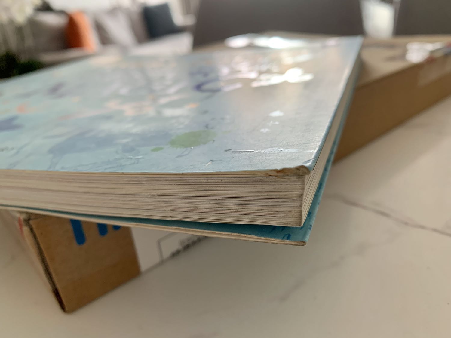 Sách đẹp nhưng bụi bẩn và sờn ố mép sách thật buồn 😢 Tiki giao nhanh.