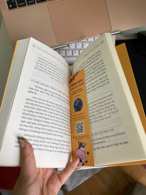 cả 3 quyển đều rất hay, mang tính thực tiễn cao. Sách in đẹp, giao hàng nhanh. Sách GIVER không bao giờ làm mình thất vọng.