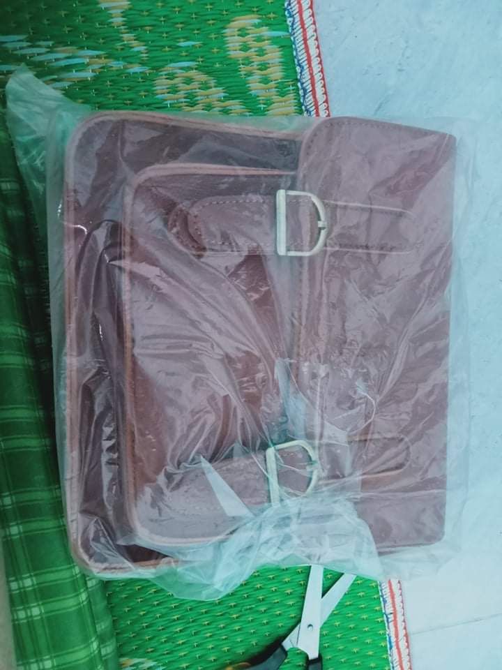 Túi đeo đẹp, vân da dày dặn, còn nguyên sale, đóng gói cẩn thận, rất đáng mua nha mn.