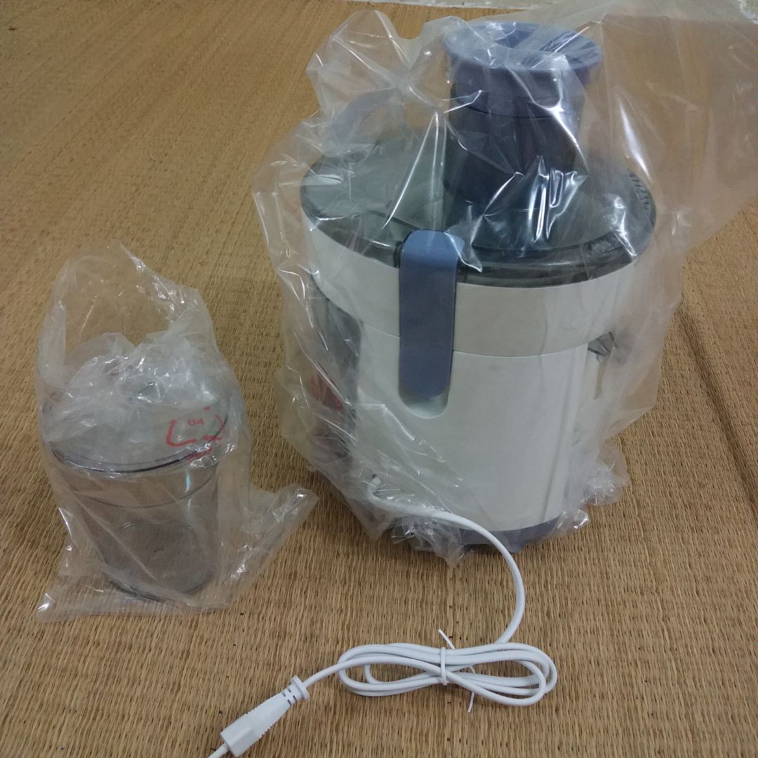 Tiki giao hàng nhanh, đóng gói cẩn thận. mua lúc sale giá khá rẻ. hàng của tiki trading nên yên tâm. Máy chạy hơi ồn, ép chưa hết nước, để chạy nấc cao, trái cây bị văng ra khá nhiều.
Nhìn chung là được trong tầm giá. mình mua hôm 7/7 nên được giá ngon. thanks Tiki.