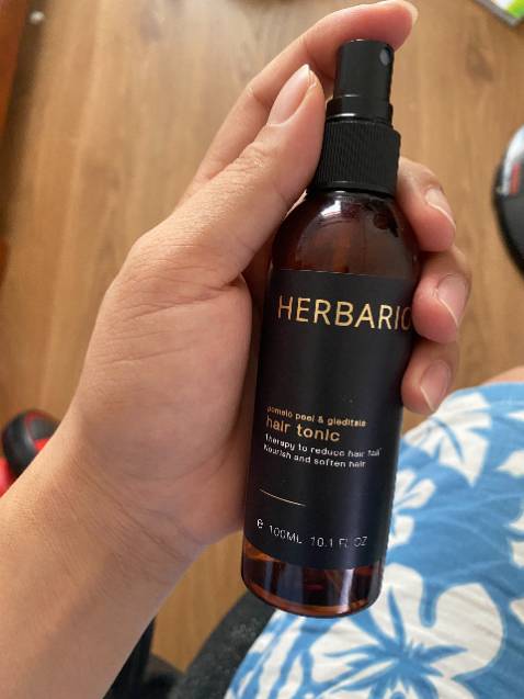 Trc giờ mk dùng bn chai tinh dầu bưởi đều bị tắc vòi hết. Cứ nghĩ tại vòi đểu chai đểu nên đổi hết chai này sang chai kia. Lần này mua thì shop có hướng dẫn do phần dầu đặc nên dễ tắc vòi. Phải lắc thật mạnh để dầu tách ra. Điều mà các hãng khác chưa hề nói đến. Vậy nên cho 5*