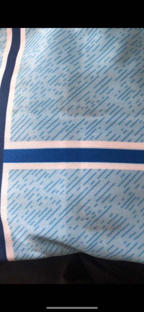 Vừa mở ra thấy bẩn như vậy là không ưng rồi. Vải ổn