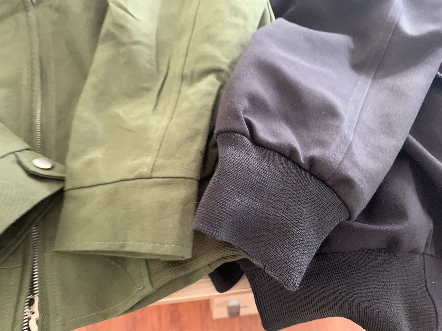 Mua hàng lần 2.
Lần 1 áo màu đen: Rất hài lòng
Lần 2 áo màu xanh: Khá được hài lòng.
- Sản phẩm ko giống ảnh
- 2 áo cùng loại nhưng chi tiết khác nhau (kiểu dáng, dây khoá, cổ tay, túi, 
- Sợi vải xanh thô hơn, vải đen mịn hơn.

Hàng chất lượng, phù hợp giá thành.
Lưu ý để các bạn có chọn màu xanh còn thấy hình thực tế, chứ lướt xem bình luận chưa thấy.