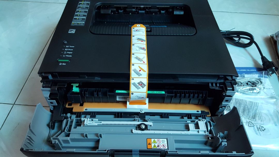 sản phẩm nguyên đai nguyên kiện, hàng chính hãng, bảo hành chính hãng 2 năm, đăng ký bảo hành online tiện lợi. Chất lượng bản in rõ nét, in nhanh, mực đẹp, in 2 mặt tuyệt vời. Có CD driver và hướng dẫn cài đặt dễ dàng. Với giá này rẻ hơn con Canon 2900 huyền thoại, mà còn in được 2 mặt. Nói chung là 99% hài lòng. còn 1 % là máy hơi to xíu. Tuy nhiên màu đen xám thì khá sạch. ok !! triệu like kkk