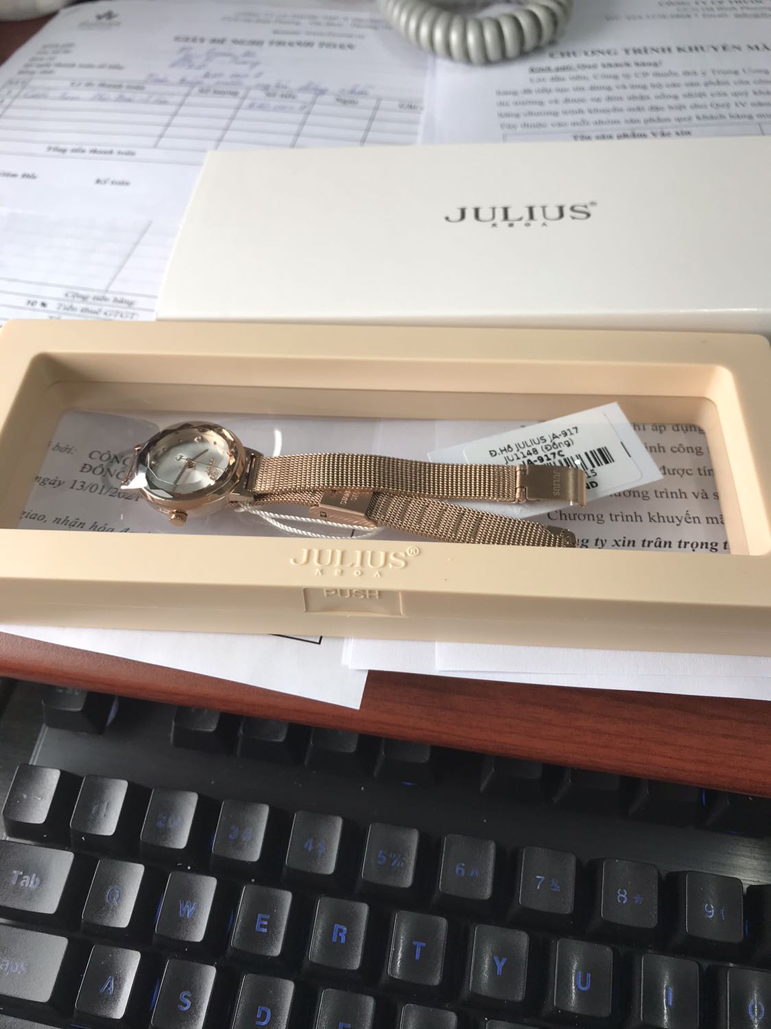 Đồng hồ cực đẹp, nhìn ngoài đã thấy lung linh rồi. Mặt đồng hồ nhỏ, phù hợp các bạn nữ tay bé xinh nha ?