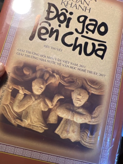 Ôi sách này mình nghe bảo hay lắm. Ngay đợt nxb Phụ Nữ sale 40%, mình áp mã giảm 15k nữa nên thành ra cuốn này mình mua giảm cũng gần 50%. Sách dày mà đẹp lắm lắm.