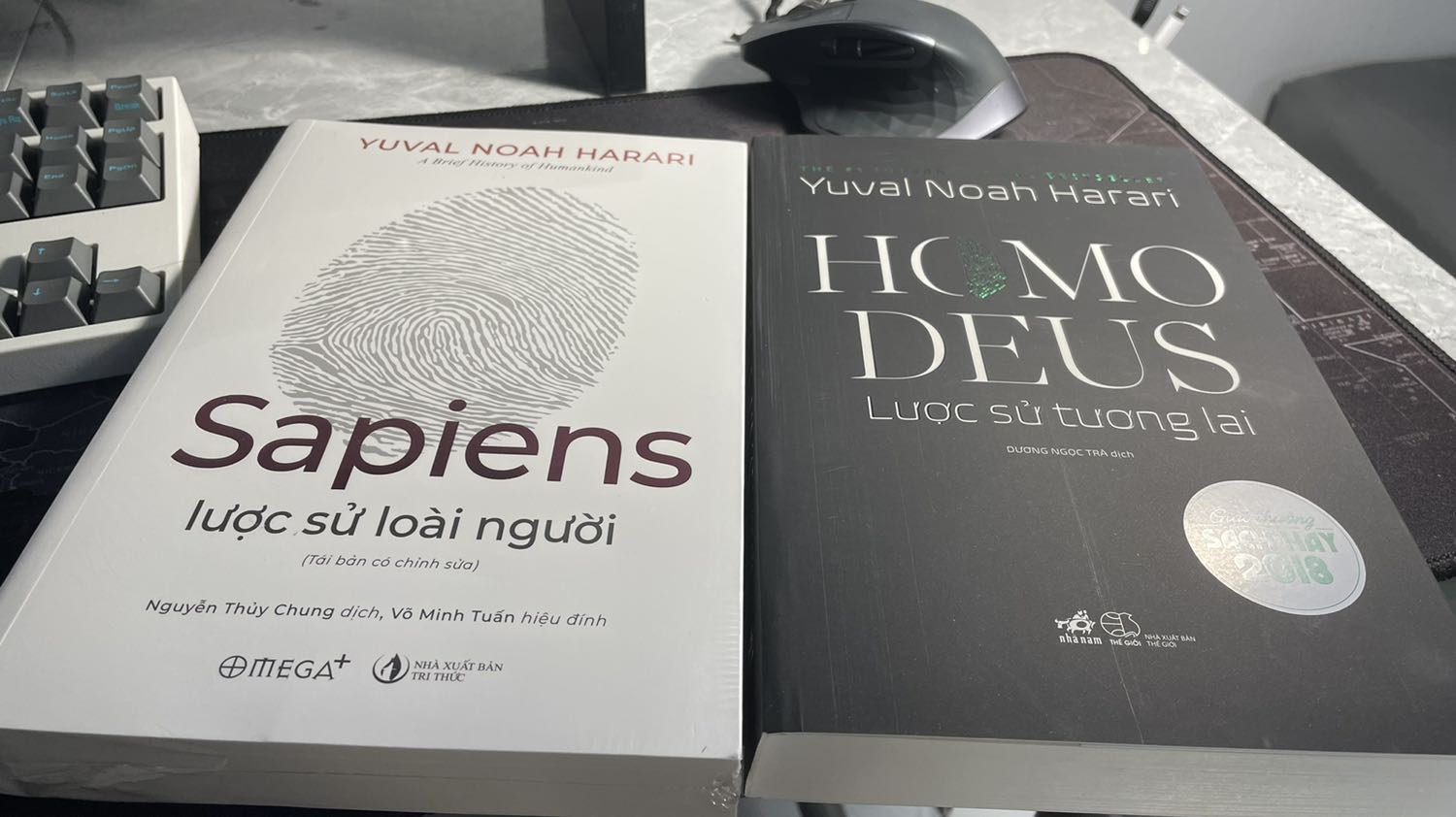 Giao sớm hơn dự kiến. Sách có móp nhẹ chỗ góc do vận chuyển nhưng không ảnh hưởng quá nhiều.