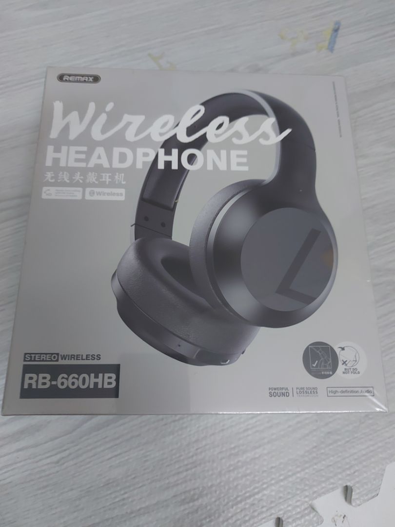 Đóng gói tốt, hàng đầy đủ linh phụ kiện. Tai nghe hơi hướng thiên về bass. Pin tương đối lâu. Nhược điểm là đeo lâu hơi hầm và đau tai. Với tầm giá dưới 700k thì tương đối hài lòng.