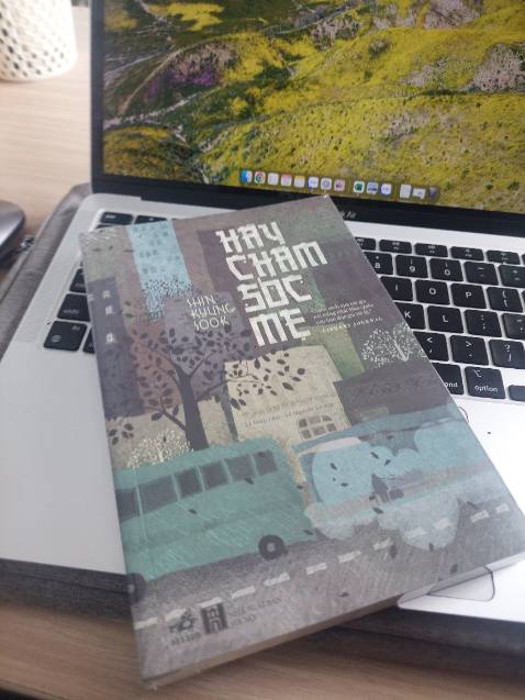 Cuốn sách cảm động về Mẹ, những khổ cực Mẹ đã chịu cho tụi con.
Giọng văn khá chậm, buồn nhưng ko bi lụy. Thật sự sẽ làm cảm xúc người đọc lắng xuống nhiều.
Đừng đocn khi bạn đang sốngxa Mẹ,buồn đấy