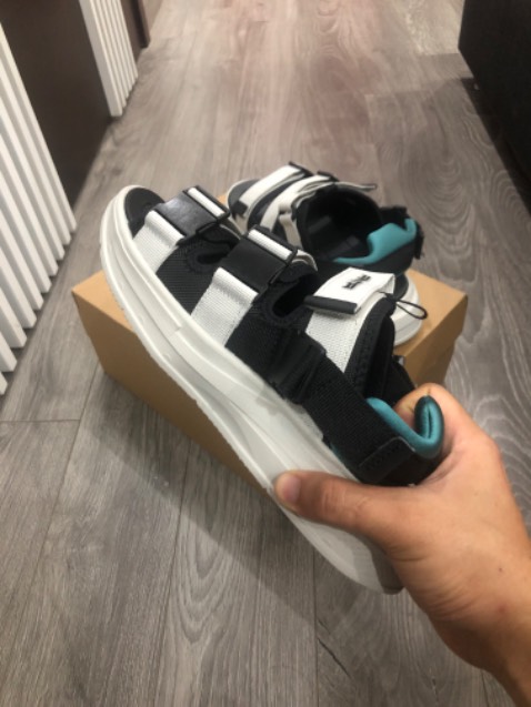 Vừa nhận hàng và đi thử, đầu tiên là trông đẹp, lên chân bắt mắt. Đế dầy, êm ái mà đàn hồi tốt, chắc kiểu sandal thể thao nên vậy. Điểm cộng là khoá bấm thấy rất chuẩn, chỗ chỉnh kích cỡ cũng ok. 5 sao cho cả bạn nhân viên tư vấn và ship nhanh nhé 👌