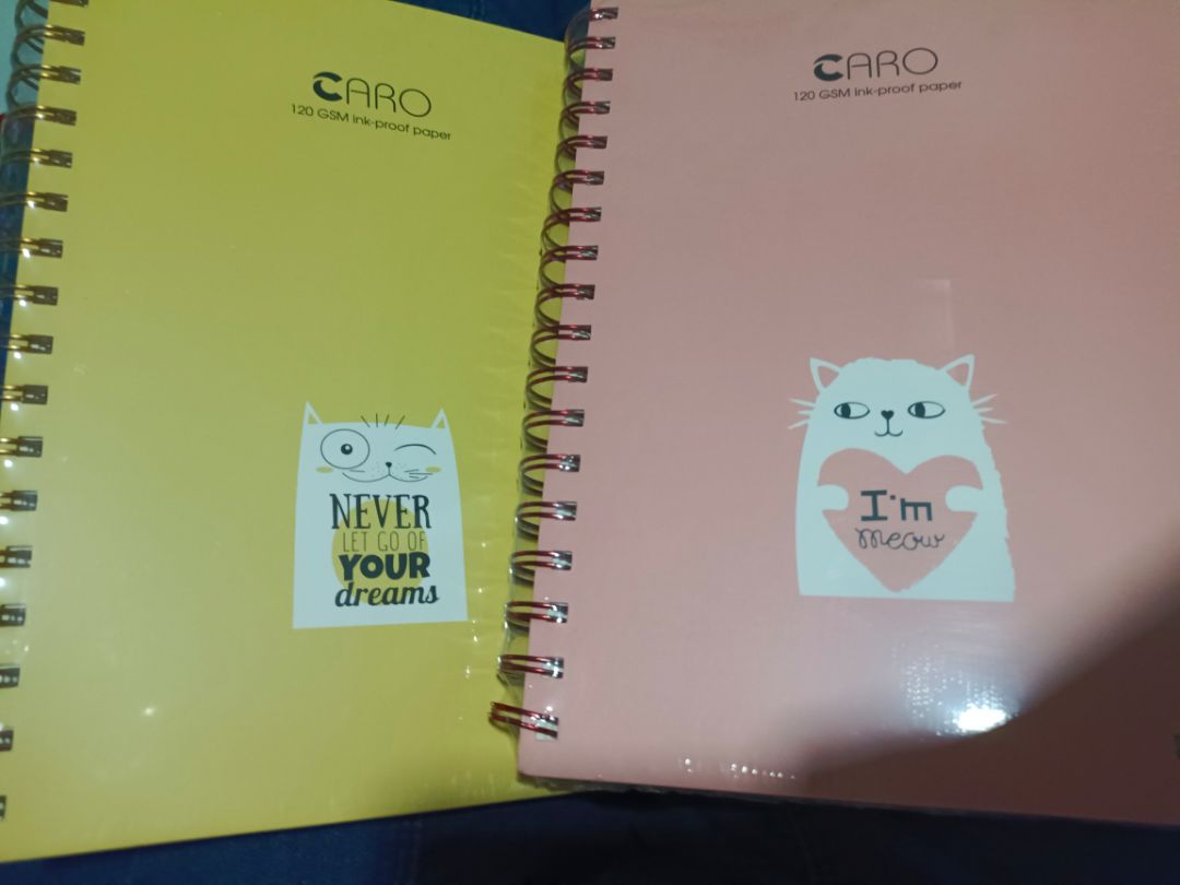 Đọc cmt thấy bảo xổ lông này nọ thì mình cũng sợ. Nhưng sổ rất đẹp và dày