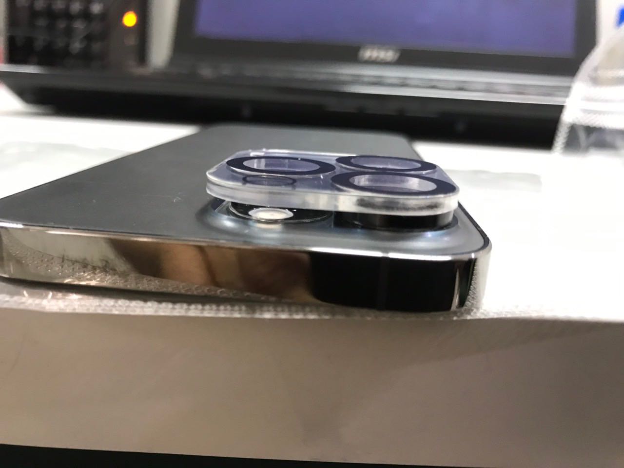 không ốp vừa camera, bị hở 1 khoảng rất xấu và dễ rớt. shop và tiki thu hồi sản phẩm giúp mình. cám ơn