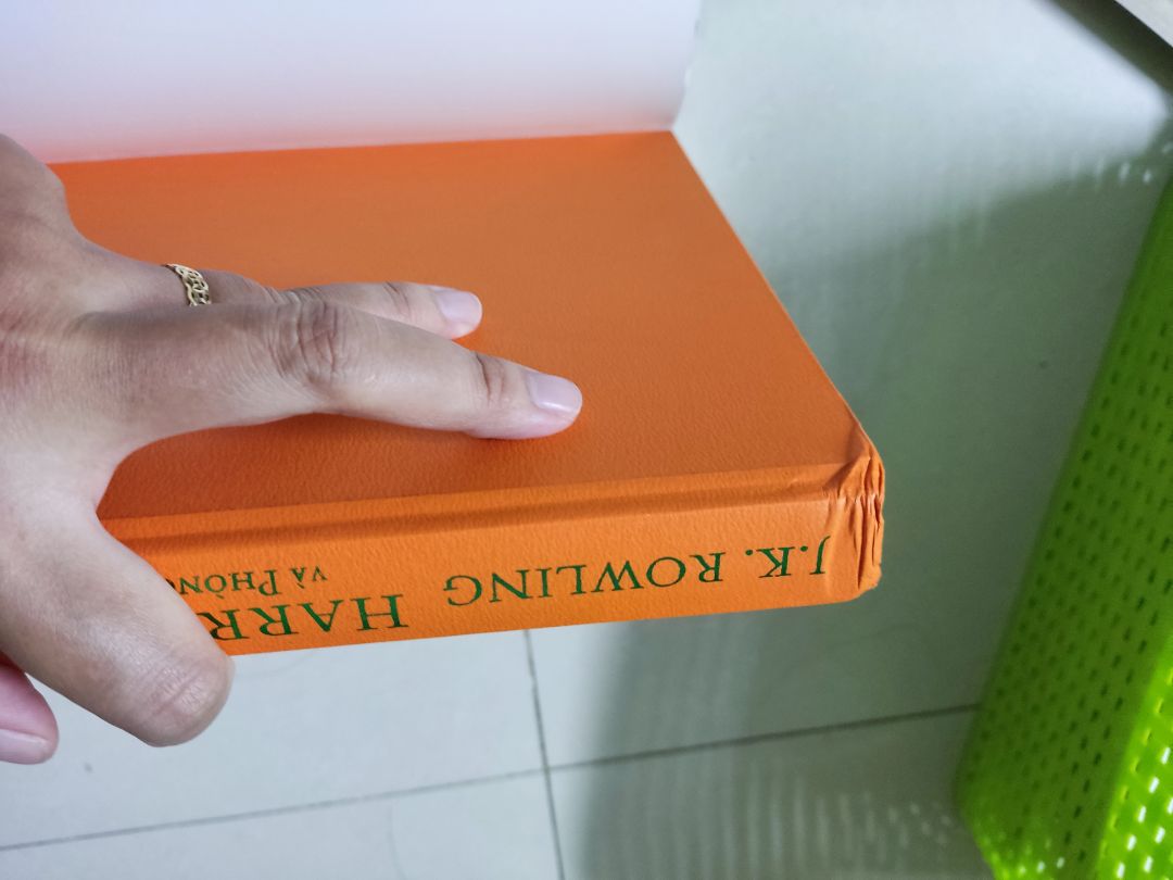 mình ko fải là 1 người khó tính nhưng lần này mình chỉ đánh giá tiki 1 sao cho vấn đề đóng gói và vận chuyển. mình mua 2 tập trước ( tập 1+ tập 3) cực kì ok. lần này mình nhận sách thất vọng vô cùng vì người đóng gói hàng và vận chuyển quá tệ. mình nói quá tệ ở đây là vì shop đóng gói ko bọc kĩ sách bằng xốp chống va đập và không ghi chú hàng dễ vỡ. bên giao hàng họ cầm hàng thấy nặng, họ cũng không biết bên trong đó là gì nên có tình trạng làm rớt hàng với 1 lực cực kì mạnh, làm cho sách bị lún 1 khúc ngay gáy sách.  mình háo hức nhận hàng, xé màng co sách ra, mở từng trang thì khi nhìn vào gáy sách nó bị lún 1 khúc như hình. mình ko thể chấp nhận được, làm mất đi giá trị quyển sách. mình mua bản đặc biệt chủ yếu là để sưu tầm vì bộ HP mình đã có đủ bộ. đề nghị tiki giải quyết đổi lại 1 quyển mới cho mình.