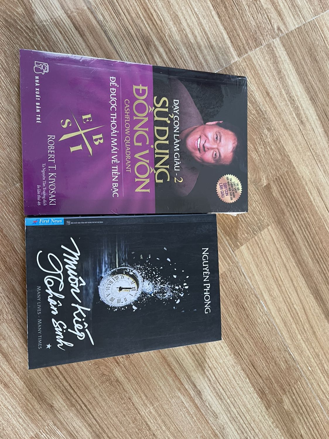 Cuốn thứ 2 mình mua trong bộ 13 cuốn chả giàu cha nghèo. Sách được bọc bao bóng ở ngoài, giấy thì xịn sò cực, chữ rõ nét. 
Về nội dung: Đọc tập 1 thấy hay quá nên dự định tậu dần các cuốn còn lại để đọc. Tin được ko đọc xong tập 1 là thói quen mua sắm lung tung bừa bãi của mình giảm từ 10 về còn 3-4 thôi đó… 😅😅😅