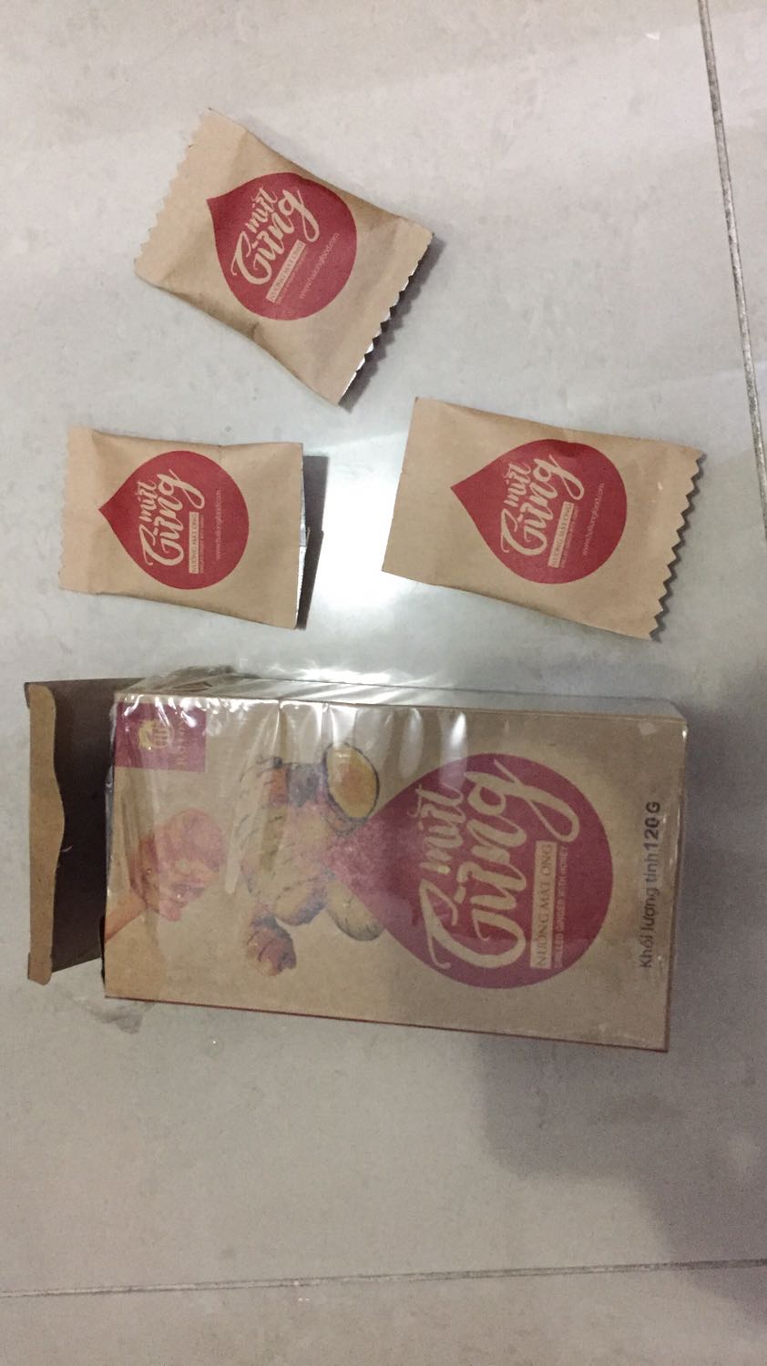 Vỏ hộp thiết kế trang nhã, bên trong mứt gừng đóng gói trong từng bao giấy nhỏ lịch sự khi đãi khách, ăn không cay lắm, vị ngọt dịu của mật ngon, có lẽ vì vậy mà giá hơi cao so với các loại mứt gừng truyền thống & cách đóng gói Thông thường khác