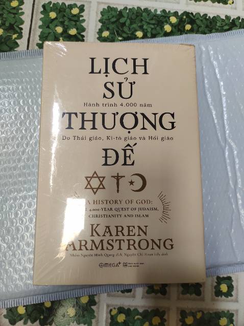 Giao hàng nhanh, đúng hẹn. Sách bị rách ở góc trên như trong ảnh. Sách nói về chủ đề thật sự thú vị nên khá háo hứng nội dung thật sự bên trong.