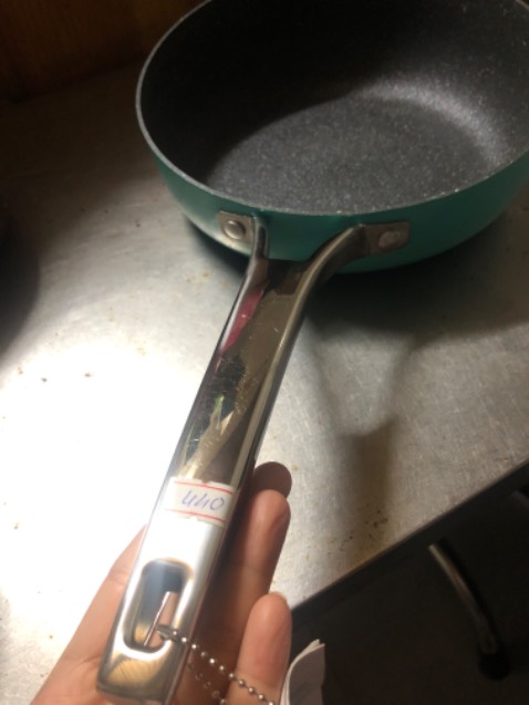 Tay cầm băng inox ko có cách nhiệt? và chảo quá nặng so với thông thường!
Tôi muốn đổi trả đc ko?