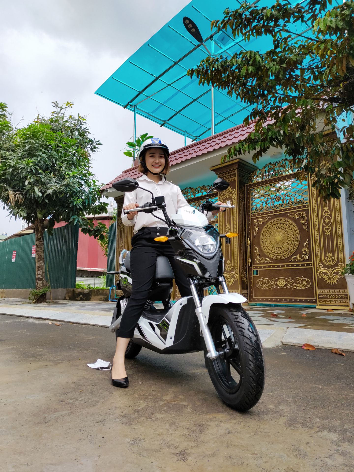 trong các dòng xe máy điện của VinFast thì mình vẫn thích đi Impes nhất. xe nhỏ gọn nên đi chợ đông người hoặc luồn lách vào đường ngõ rất linh hoạt, nhanh nhẹn, xe đi êm và tốc độ đủ nhanh theo nhu cầu nhưng cũng đủ chậm để an toàn. nói chung là thấy rất thích đi xe này.