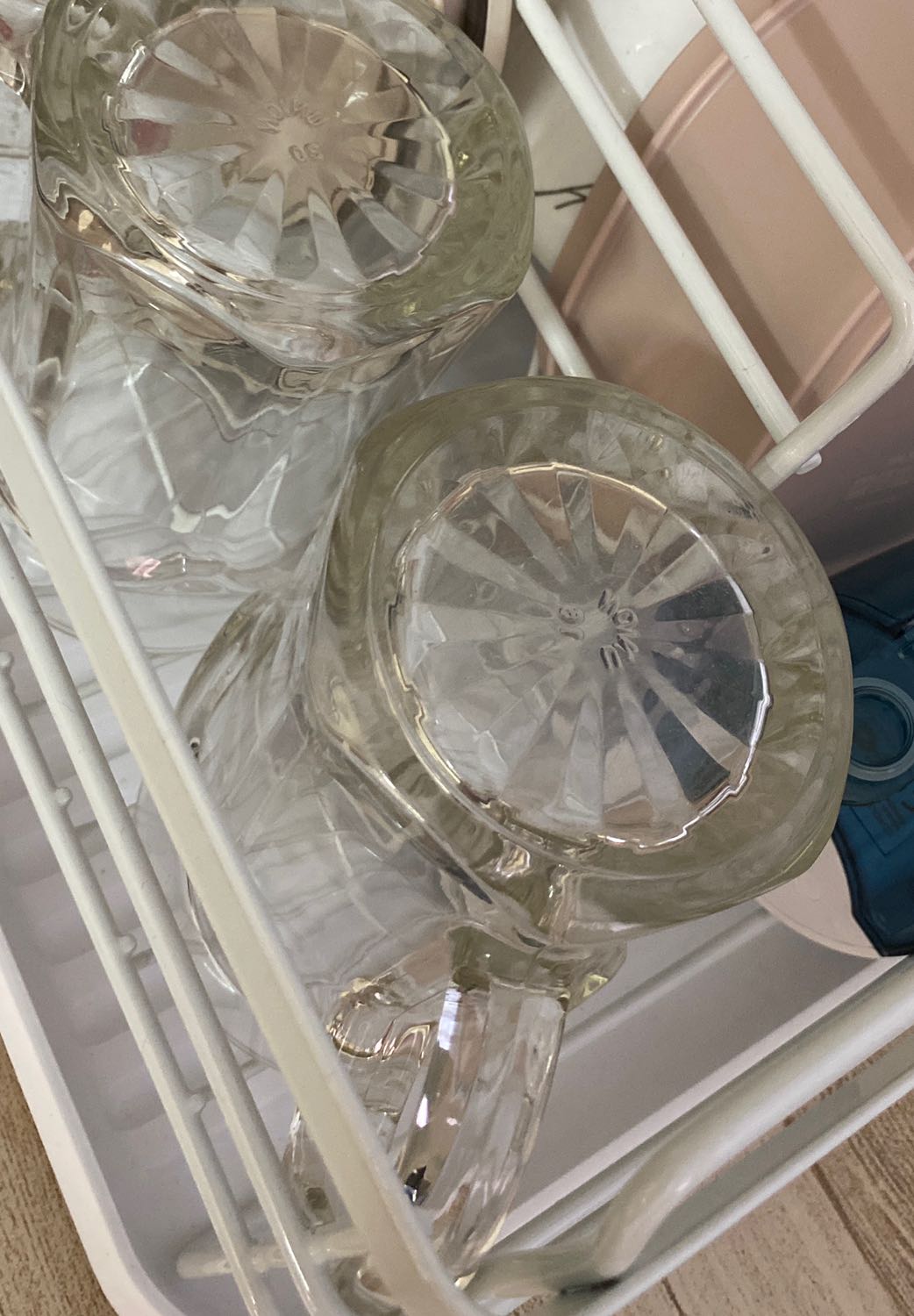 Kệ úp chén bát đĩa khi nhận về giống như hình được để trên website. Cửa hàng khá cẩn thận, mình nhận kiện hàng chỉn chu, có tem hàng dễ vỡ (mặc dù mình cũng không nghĩ cái này dễ vỡ gì). Sử dụng được một thời gian thấy khá hài lòng .