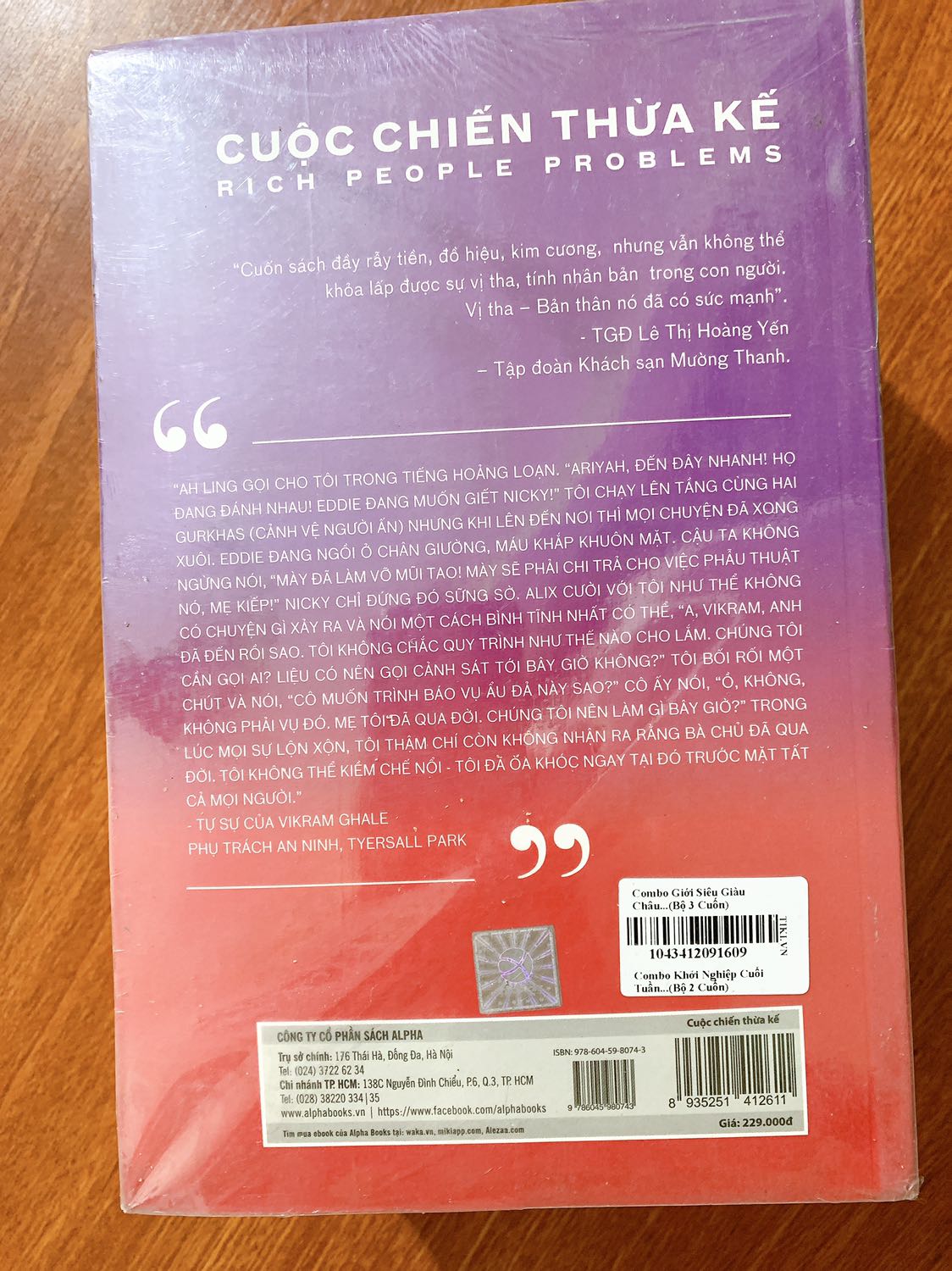 Mình mới nhận hàng sáng nay,canh sale nên mua được cả bộ 3 quyển giá chỉ 245k,mà nhận được nguyên bộ sách mới tinh.Nội dung thì chưa đọc kịp nên chỉ nhận xét về chất lượng hàng của Tiki thôi,đơn hàng này mình cho năm sao vì chất lượng sản phẩm hoàn hảo nhé.
