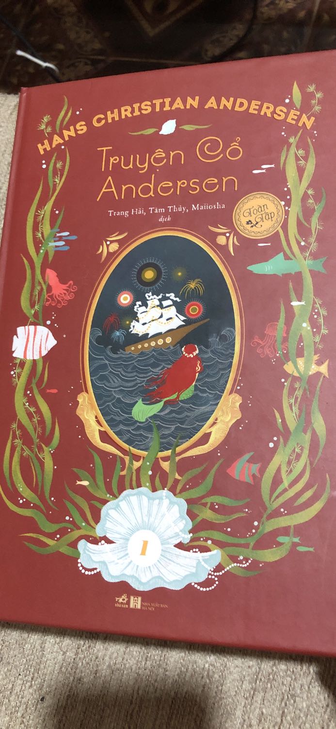 Ưu điểm: 
Sách mới đẹp, giấy chống chói, in sắc nét. Các câu chuyện khá đầy đủ kèm hình minh hoạ. Những câu khá quen thuộc với thiếu nhi nhiều thế hệ, tuy nhiêm cũng có một số câu chuyện khá “lạ” , nó giống chuyện cổ tích cho người lớn thi đúng hơn vì khi đọc xong người đọc có cảm xúc đau buồn chứ ko phải luôn “happy ending” như các câu chuyện cổ tích khác. 
Nhược điểm: 
Sách ko có màng co, ko có sợi dây đánh dấu trang mặc dù sách khá dày. Tiki đóng gói sách khá sơ sài, là người giữ sánh cẩn thận nên khi nhận đc sách mình khá xót.  
Tóm lại: mình mua bộ này cho con gái vì đây là bản đủ các câu chuyện và giữ gần trọn vẹn giọng văn của Andersen