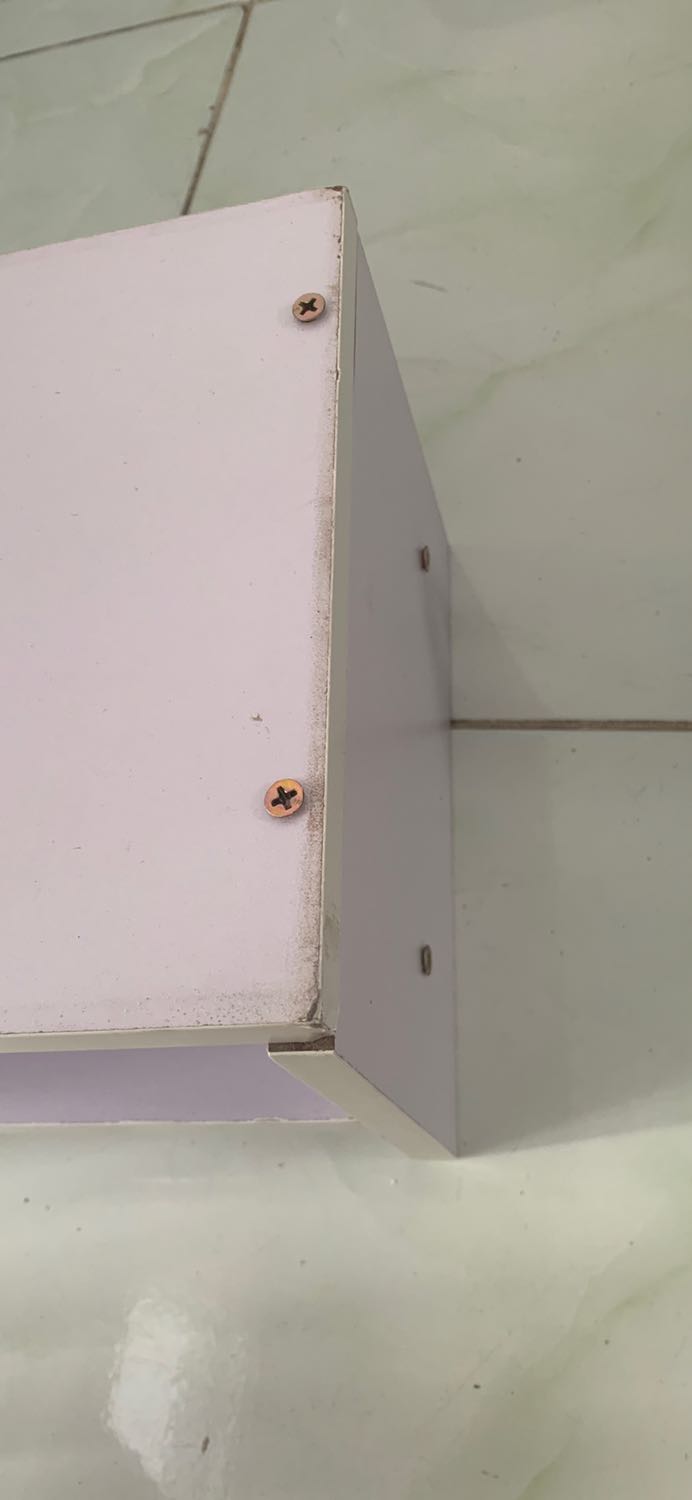 Miếng gỗ nhìn nham nhở, bể góc, lem sơn đen không chùi ra được. Vị trí bắt ốc thậm chị còn không khớp nhau, khiến kệ bị lệch.
Không đáng mua. Miếng gỗ nhìn nham nhở, bể góc, lem sơn đen không chùi ra được. Vị trí bắt ốc thậm chị còn không khớp nhau, khiến kệ bị lệch.
Không đáng mua.