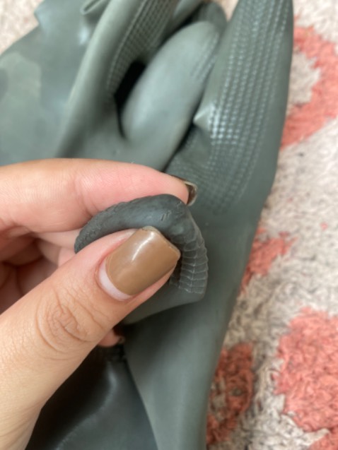 Bao tay bám chén , k bị tràn nước vào trong ! OK 

MỖI NGÀY SỬ DỤNG 2 TIẾNG RỬA CHÉN - MÒN , NỨT , LỦNG LỖ SAU 2 TUẦN SDUNG ! Chắc tại mìn sdung nhiều qá thôi