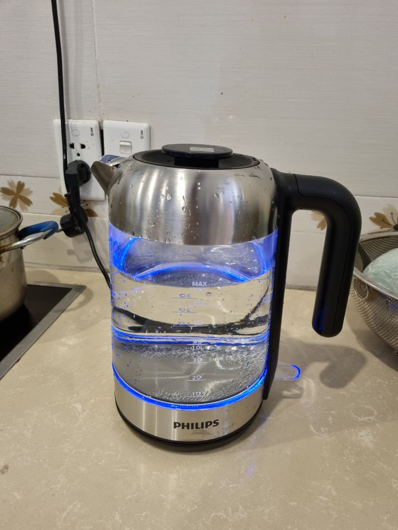 Sản phẩm nhìn sang trọng. Điểm trừ là phần miệng vòi rót nước thiết kế phễu lọc, làm bằng chất liệu nhựa. Nếu làm bằng inox thì tốt hơn.