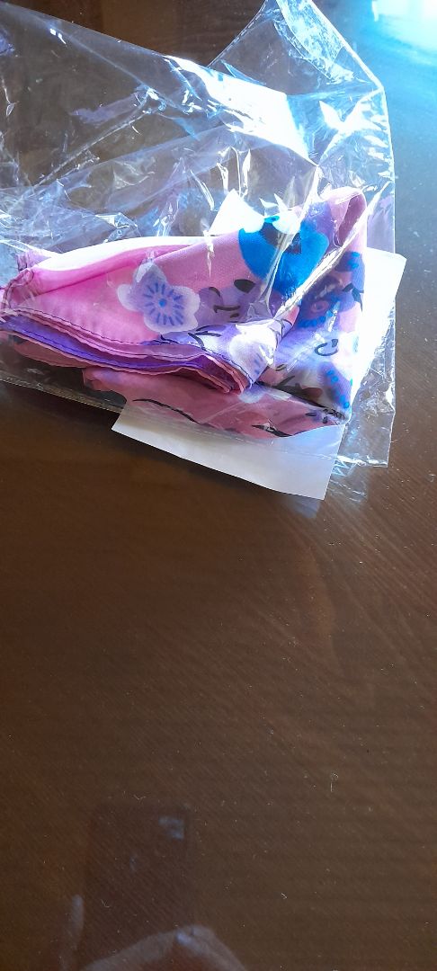 khăn quá mỏng, đề nghị cho trả hàng. shiper thì năm nỉ đừng kiểm tra hàng