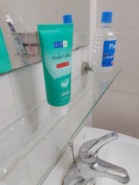 Sữa rửa mặt làm sạch sâu không hề gây kích ứng da khi rửa mặt xong cảm giác rất dễ chịu và thoải mái đúng là Tiki và Hadalabo chưa bao giờ làm tui thất vọng 😆 shop 5 ⭐ , anh shipper thân thiện 🥰 , chúc shop buôn bán đắt hàng