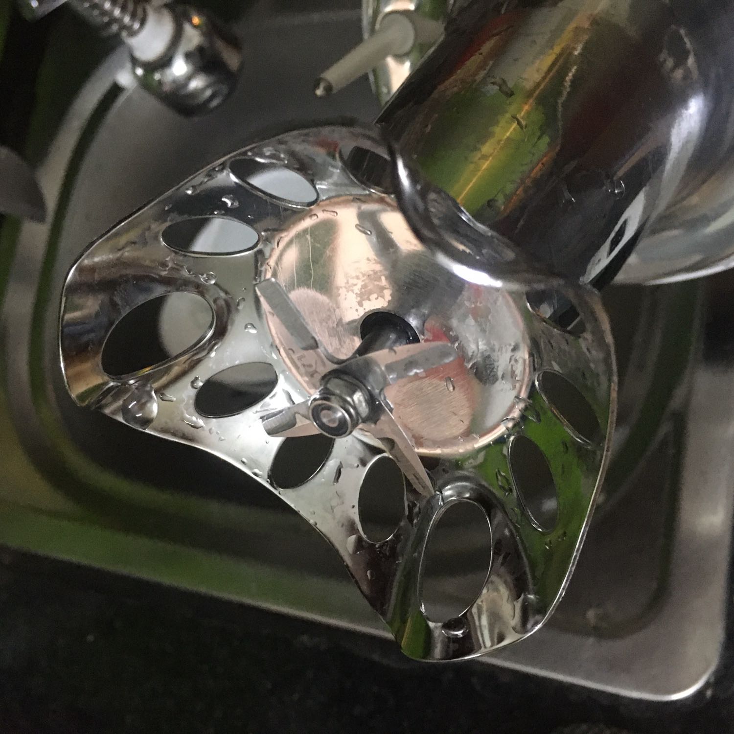 Sử dụng một thời gian mới lên để review. Máy làm sữa nhanh, tiếng kêu giống tiếng nước sôi, không quá ồn. Làm sữa đậm đặc thơm chứ không loãng như ở ngoài, nhưng phần bã nếu xay được mịn hơn thì có thể uống cả bã. Xay xong bỏ phần bã đi quá nhiều. Mong bên nhà sx cải tiến lưỡi xay mịn hơn. Cảm thấy phần chất liệu của lõi khá dễ bị gỉ.