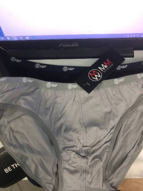 Giá hợp lí, chứ cũng hông phải rẻ, nhưng cái mình hài lòng ở shop, và tiki đó là 1 trải nghiệm tốt,  đóng hộp đẹp, đầy đủ thông tin sp, Brand, thời gian giao hàng chưa đến 2h siêu nhanh.
Trước mua loại cạp to, giờ qua dùng thử cạp nhỏ, vài ổn, mềm mịn , mặc mát thoải mái, mình thích dùng màu tối hơn, nhờ shop đổi mà ko được, hơi tiếc, do đơn hàng xử lí rồi :((