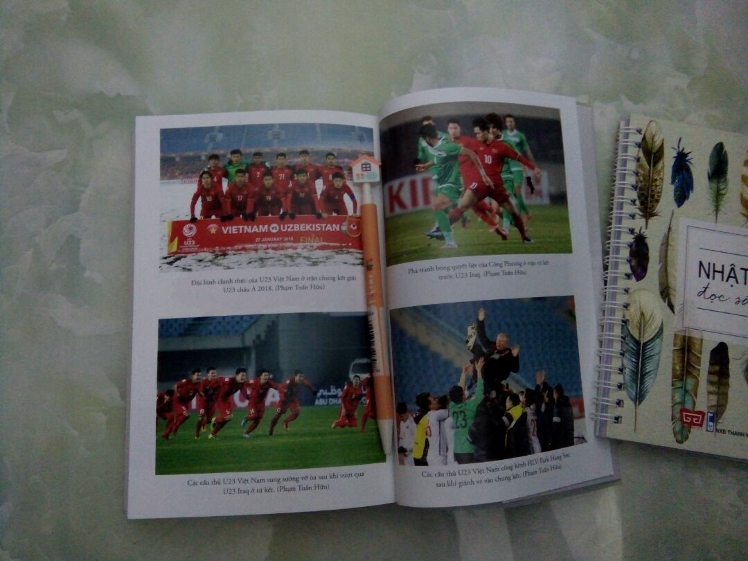 nhận được mừng không thể tả nổi  bọc sách rất gọn và đẹp. thành công của U23 VN đã qua nhưng đọc xong quyển sách này lại làm mình có xảm giác như được hoà quyện cùng những Anh hùng này quá tuyệt vời là người hâm mộ bóng đá mà ko mua thì hơi phí. nói chung tiki làm việc thì ko thể chê vào đâu được mong tiki mãi thành công
