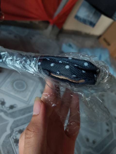 lúc lấy hàng không để ý, về phòng mới thấy nó bị lủng 1 lỗ như này? bây giờ đổi trả ntn đây?