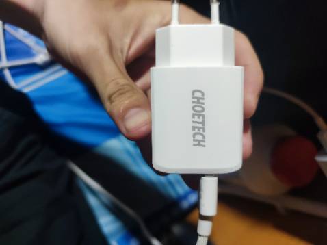 Sạc một lúc hai cái dock tai nghe Bluetooth rất ổn