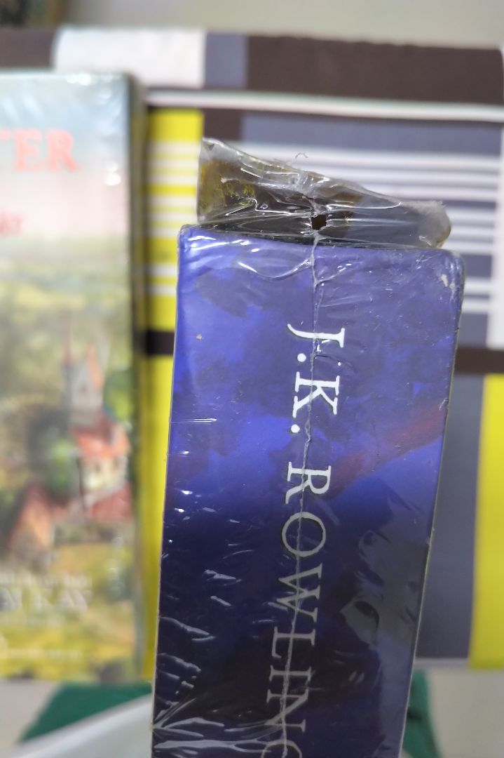 Tôi mua 4 tập (từ 1 đến 4) trong cùng 1 đơn, nhận cùng một ngày, đóng gói trong cùng 1 thùng hàng, đều là phiên bản đặc biệt in màu. Tập 3 tôi nhận được hàng với hộp bên ngoài bị tróc gấy lên, mặc dù còn màng co bên ngoài.