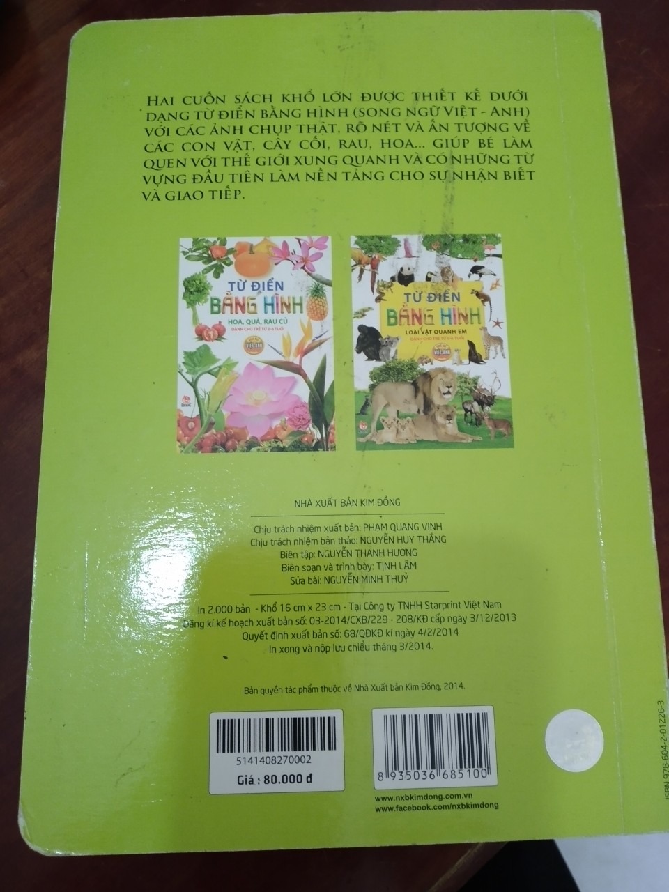Mình đã mua sách trên tiki cho bé nhiều lần, trước đó mua quyển từ điển bằng hình động vật rất hài lòng, mới, sạch, giao hàng cẩn thận. Nhưng quyển sách từ điển hình rau củ quả làm mình quá thất vọng, sách cũ mèm, sách bị bẩn y như sách cũ mua lại hoặc sách đã qua sử dụng nhiều, bé nhà mình rất thích sách này nên mình cũng mong chờ, khi nhận thì hơi thất vọng, khuyên mọi người mua sách nên đến cửa hàng chọn sẽ như ý mình hơn.