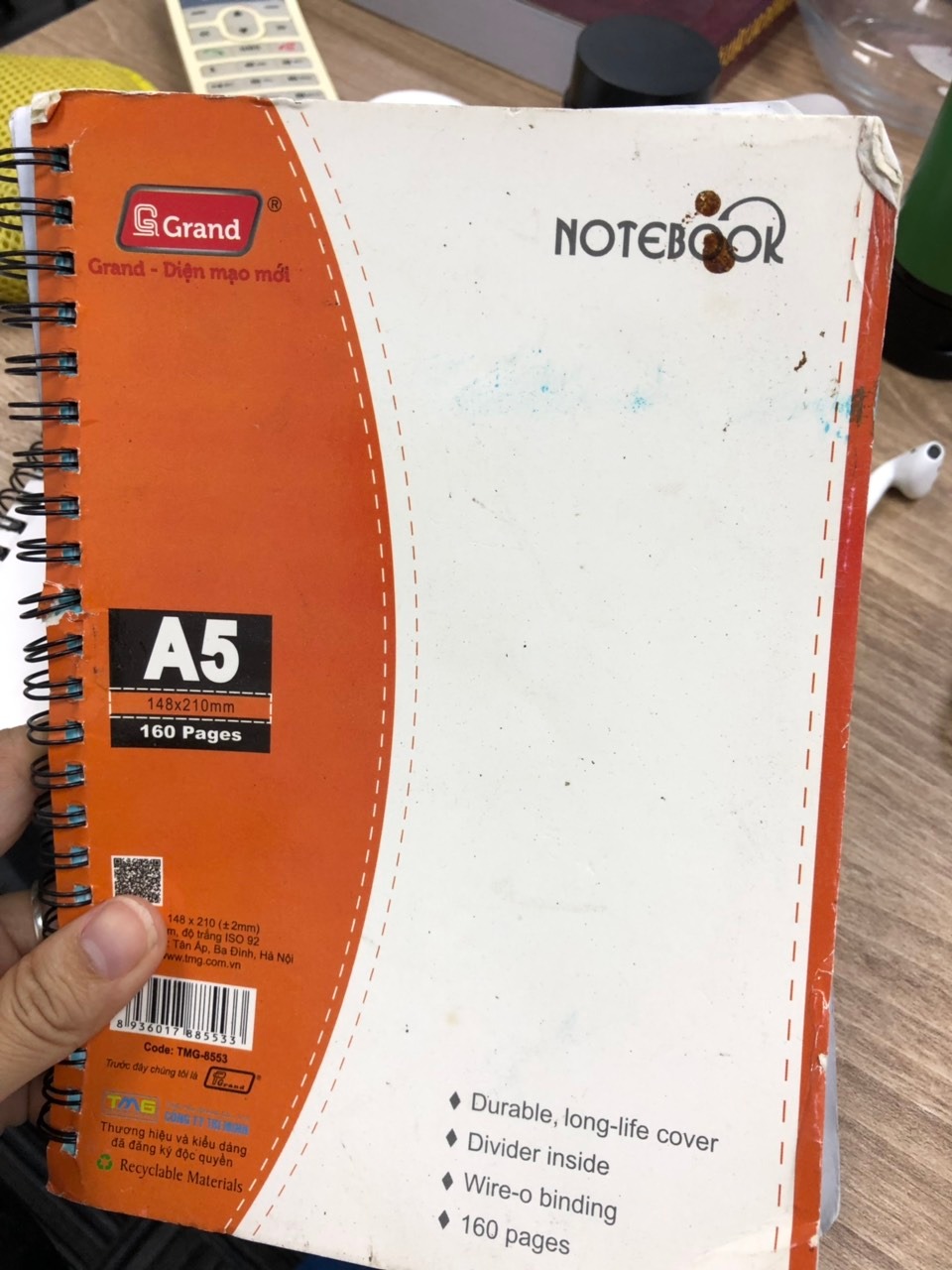 Chào Tiki. Mình đã nhận được 4 cuốn sổ trong đơn hàng đặt. Trong đó 3 quyển thì không dùng được ( sổ quăn góc, rách, dơ) Bạn có thể xem hình đính kèm. Đơn hàng này mình sẽ trả lại bên Tiki để chuyển lại cho mình sổ khác hoặc hoàn tiền giúp mình. Và mình mong là sẽ không nhận được những đơn hàng tiếp theo không được kiểm tra chất lượng trước khi giao cho khách hàng. Cảm ơn Tiki
