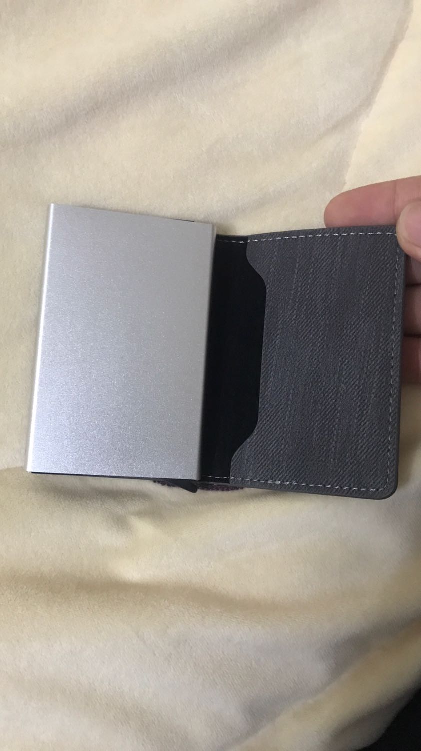 Ví đẹp và tiện dụng. Đa chức năng phết mọi người ạ. Phần vỏ da có thể để tiền mặt và giấy tờ nhỏ được. Phần hộp nhôm thì để thẻ thoải mái luôn. Thích nhất là nhét thẻ vào chắc chắn không bị rơi khi đẩy thẻ ra thì thẻ được đẩy theo thứ tự cao thấp rất dễ lấy và hay. Sản phẩm tốt. Ủng hộ shop.